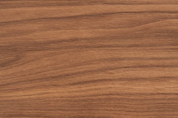 سطح خشبي يشبه الخشب الطبيعي مع تدرجات لونية دافئة وألياف أفقية.